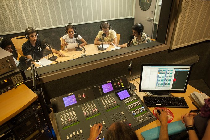 UPFBarcelona's tweet photo. Inscripcions obertes per la desena edició del  #CampusJúniorUPF! 

21 cursos d’estiu de tots els àmbits de coneixement de la #UPFBarcelona, adreçats a estudiants de tercer i quart d’ESO i de primer de batxillerat o cicles formatius de grau mitjà 👉 https://t.co/o0pcp5hEgR https://t.co/0Tm0iDbnvh