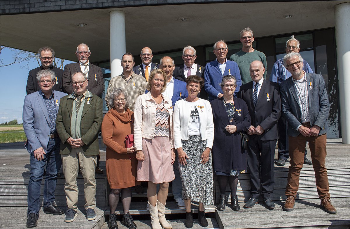 Voor 16 inwoners is het vandaag een feestelijke dag! 🎉 Burgemeester Egbert Lichtenberg heeft 16 inwoners van onze gemeente verrast met een lintje. 🏅 Vanmiddag werd er gezellig een toast uitgebracht om het samen te vieren!

Alle gedecoreerden van harte gefeliciteerd! 🎊