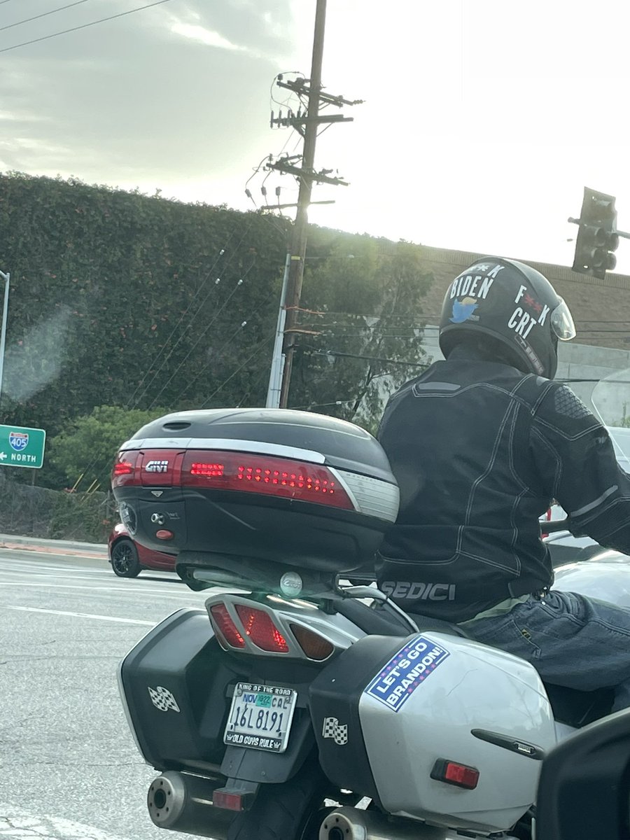 jillboom's tweet photo. just a lovely, 7am piece-of-shit sighting https://t.co/g52CmdYkhO