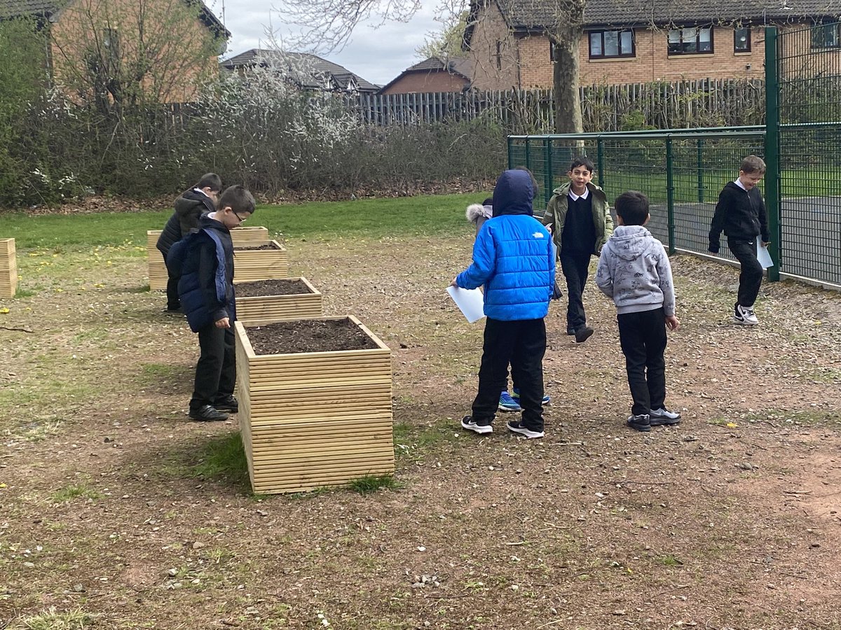Ms_Lawson1's tweet photo. P3/2 have been exploring nature in our hidden garden! We were looking for living and non-living things in our school environment! 🐦 🏀 🌳 #Challenge8 @EastbankPri https://t.co/4clHlRH1mg
