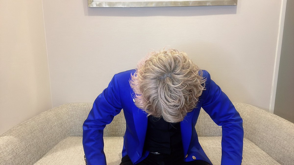 ShinjukuSokai's tweet photo. 明日の春木開の謝罪スーツを当てろ。
・スーツの色(スーツ以外も選択可)
・ネクタイの色(なしも選択可)
ドンピシャで正解した人の中から抽選で3名にアマゾンギフト5000円をプレゼント。謝罪なかった場合は全員不的中扱いでよろしく。 https://t.co/tTkEAoJUcw