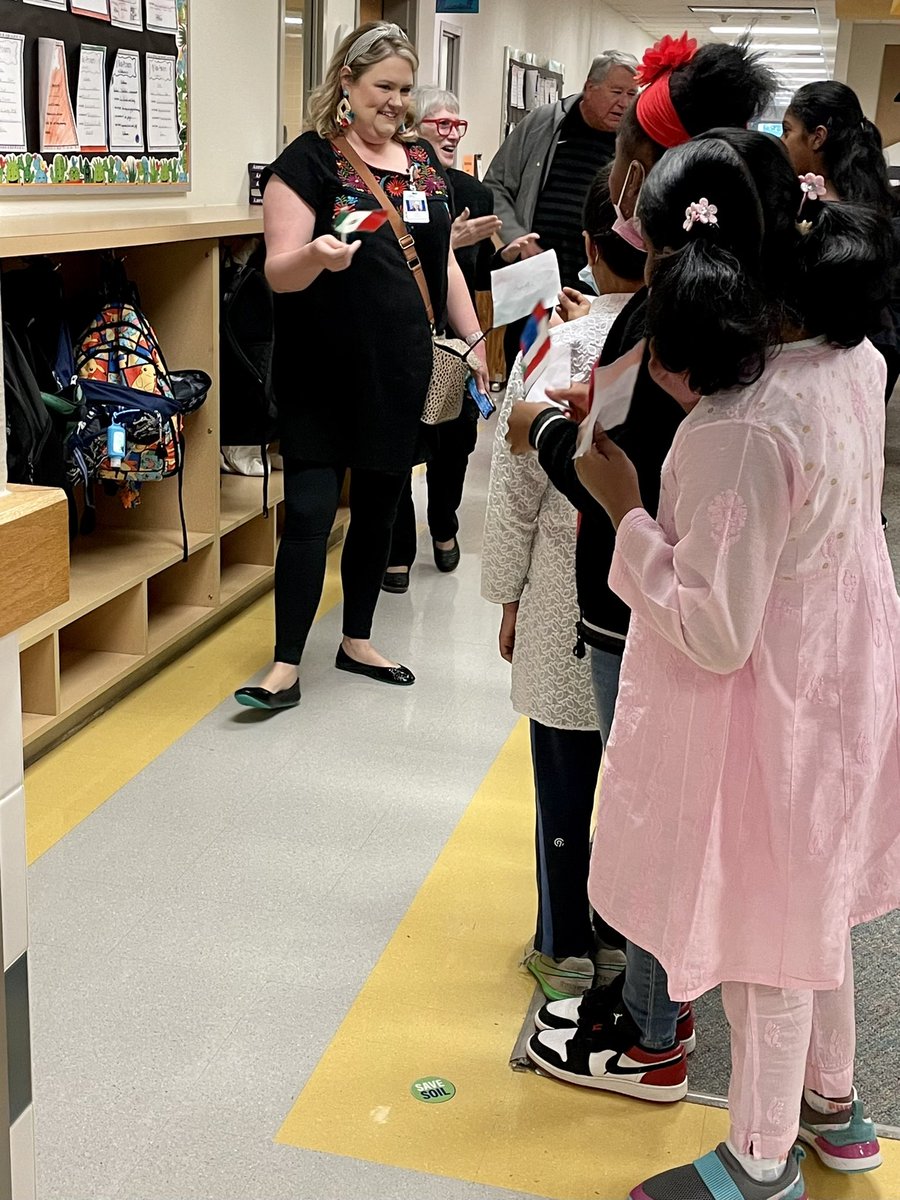 Emily_Molitor's tweet photo. We had a wonderful time celebrating the diversity of our campus today with Mr. and Mrs. Mooneyham!! The kids were so proud to represent their cultures! @MooneyhamElem @MooneyhamPta @FisdB #multiculturalcelebration https://t.co/lSxfrVTvfS