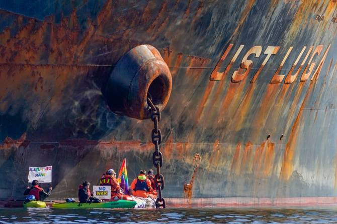 MorningBrew's tweet photo. Pic of the day: 

While this looks like a painting at the Met, it is in fact a 100% real photograph taken yesterday.

Environmental activists chained themselves to a tanker offloading its cargo of 105,000+ tons of Russian oil at a Norwegian port. (Ole Berg-Rusten via Getty) https://t.co/Ert3dLoCJt