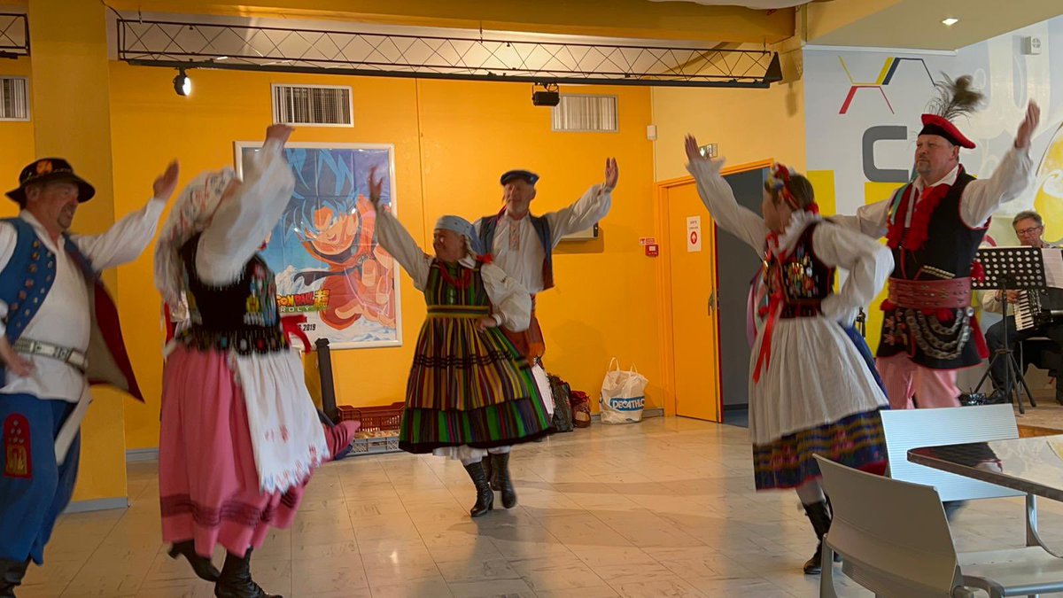 ZiriLea's tweet photo. [#EPICURWeek] Opening of the @EpicurAlliance week at UHA with polish dances, singing and signature dishes ! All week long, @UHA68 EPICUR team will inform you about EPICUR in our RUs with dishes from  🇳🇱, 🇬🇷, 🇩🇰, 🇦🇹 after 🇵🇱 today ! Many 🙏🏼 to @unistra &amp; @Croustrasbourg &amp; Mulhouse https://t.co/KRRdxO623H