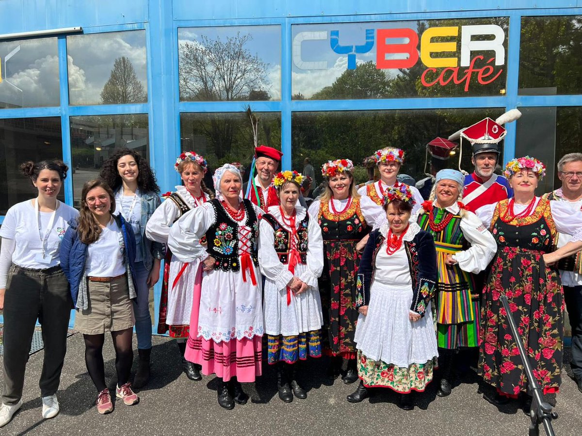 ZiriLea's tweet photo. [#EPICURWeek] Opening of the @EpicurAlliance week at UHA with polish dances, singing and signature dishes ! All week long, @UHA68 EPICUR team will inform you about EPICUR in our RUs with dishes from  🇳🇱, 🇬🇷, 🇩🇰, 🇦🇹 after 🇵🇱 today ! Many 🙏🏼 to @unistra &amp; @Croustrasbourg &amp; Mulhouse https://t.co/KRRdxO623H