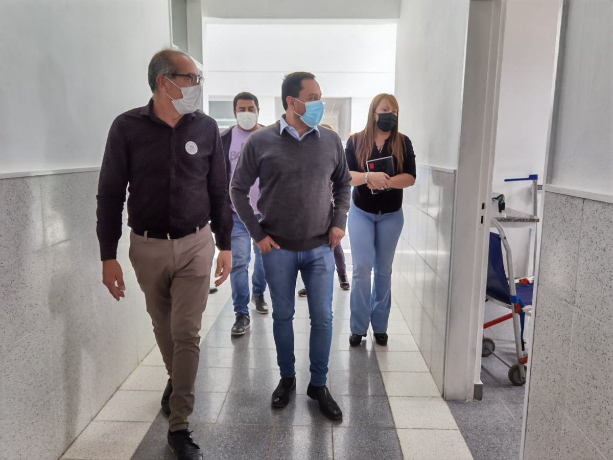 LuisFedericoM's tweet photo. 🏥 Junto a su director Héctor Romero, visitamos las nuevas instalaciones del hospital "Dr. Renee Echevarría en #ElPortezuelo, que está funcionando con el equipamiento entregado recientemente por el @GobDeLaRioja ⤵️ https://t.co/GNM1DqBHnR