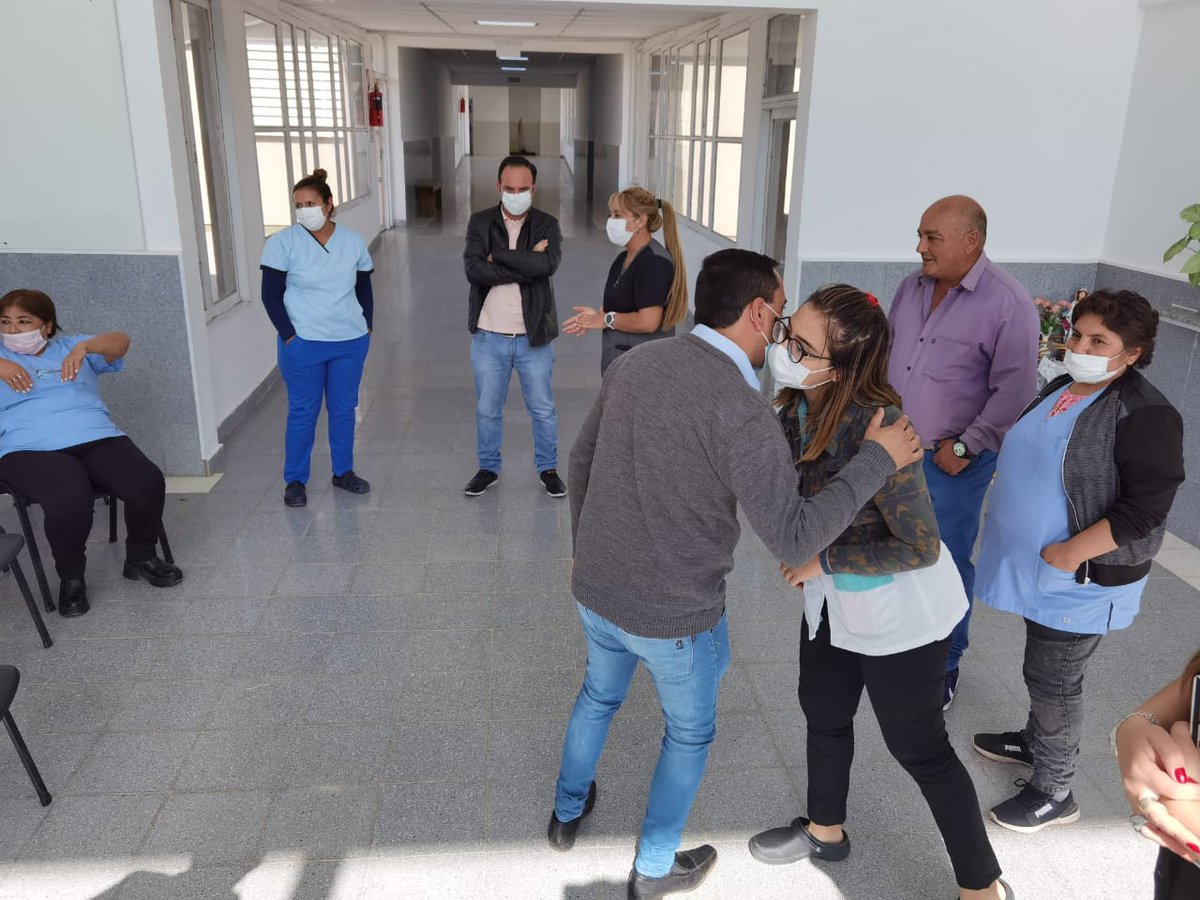 LuisFedericoM's tweet photo. 🏥 Junto a su director Héctor Romero, visitamos las nuevas instalaciones del hospital "Dr. Renee Echevarría en #ElPortezuelo, que está funcionando con el equipamiento entregado recientemente por el @GobDeLaRioja ⤵️ https://t.co/GNM1DqBHnR