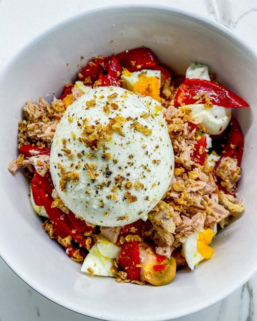 🍅Ensalada de burrata con huevos, atún, tomates y pimientos.🍅

Las ensaladas me parecen una opción maravillosa para limpiar la nevera, mezclando con básicos que considero imprescindibles en la despensa.

Teníamos unos huevos a punto de caducar, y una … instagr.am/p/Cc0OKuxDtcy/