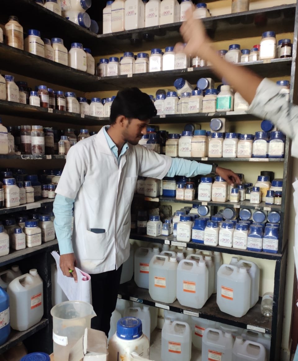 Sanket_Jagtap_'s tweet image. 🤟🤩❤️💯🖤
#Practical_Session  
ते जाऊद्या फोटो कसा आहे सांगा ...? 🤩❤️💯 
#Sanket_Jagtap #College_Life #collegestudents #science #Single_life #Single_boy