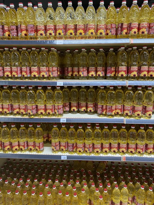 J41963735's tweet photo. #Retweet
U wordt weer bedonderd. Zonnebloemolie schaars.
Dit is Montenegro, 1,95 per fles https://t.co/shHhAXpzqz