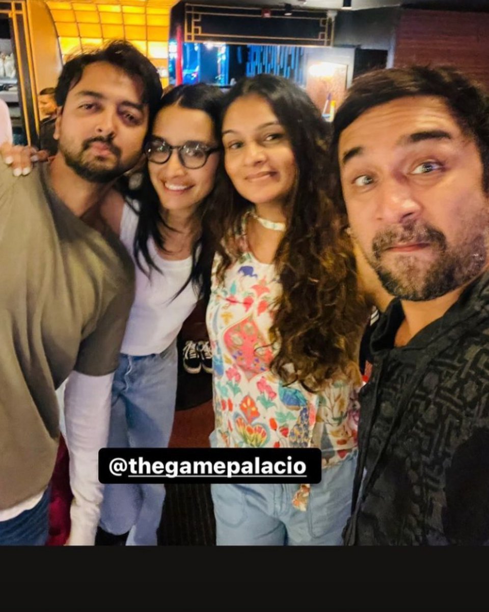 Shraddhiii with her family 💗🤌

#ShraddhaKapoor @PriyaankkSharma @TejuKolhapure @KolhapureP @SiddhanthKapoor