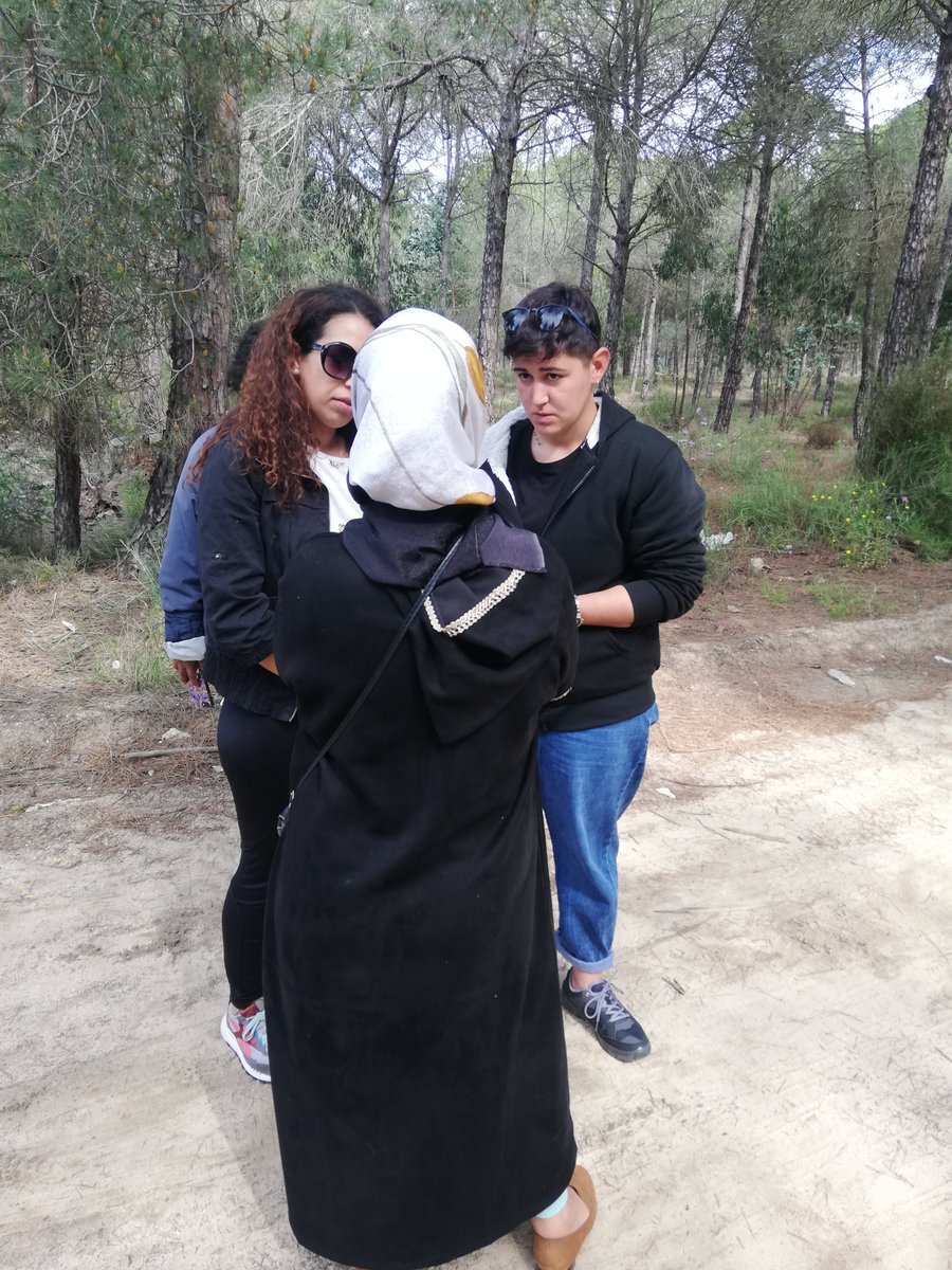 Esta mañana bien temprano hemos recibido una llamada de unas compañeras marroquíes que han venido con contrato de origen a trabajar en la campaña de frutos rojos, y no se está cumpliendo con sus derechos. Ellas mismas han organizado una protesta en la puerta de la finca. 
Hilo👇