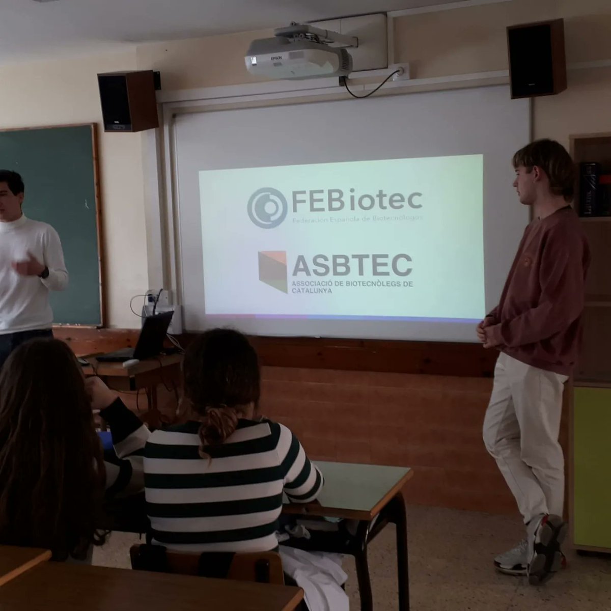 SantJosepReus's tweet photo. El nostre exalumne Pau Homs i Nil Novau, estudiants de 4t curs de #Biotecnologia han vingut a parlar sobre aquest grau als alumnes de 2n de Batxillerat

#batxilleratconcertat #SantJosepReus #escolaconcertada #backtoschoolsantjosep #somunaescolaperatu #ReusAl💜 https://t.co/Le2vYJmCA3