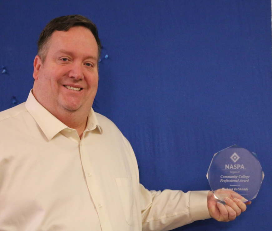 Congratulations to our own Dean Richard DeShields for earning the 2021 NASPA Region V Community College Professional Award!

Details here: milescc.edu/AboutUs/NewsRe…
