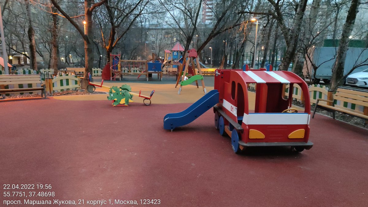 Песочница за 360 000 и машинка-горка за 420 000 (на фото) обнаружены при ревизии благоустройства на ул. Демьяна Бедного 7, 9. Цинизму Жилищника Хорошёво-Мнёвники при распиле бюджетных средств нет предела.

ezhick.online/2022/04/26/116…