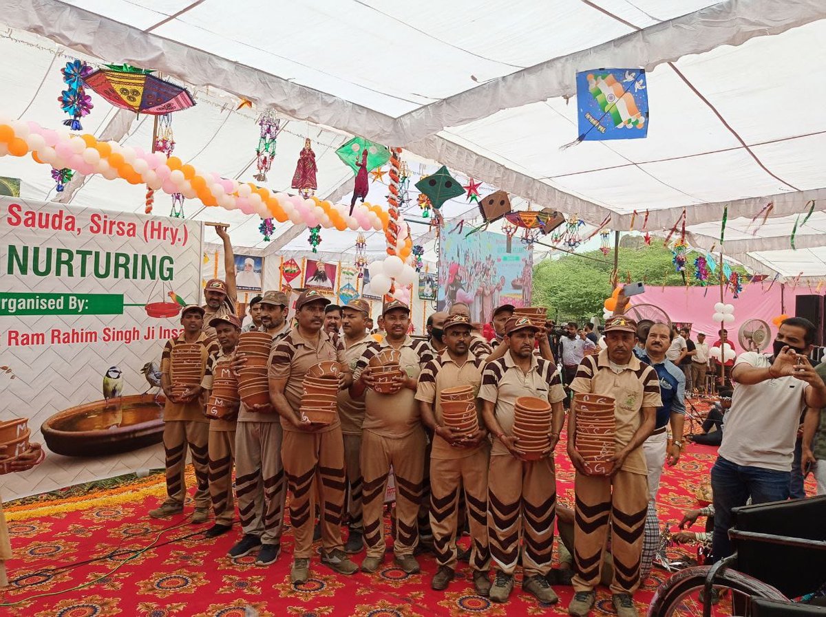 Raj_Dev77's tweet photo. #FeedLittleCreatures
Saint Gurmeet Ram Rahim Ji
Dera Sacha Sauda का #74FoundationMonth पूरे देश में 138 मानवता भलाई के कार्यो के साथ बड़े धूम धाम से मनाया जा रहा है। जिसमे गर्मियों के मौसम को देखते हुए , बे जुबान पक्षियों के लिए दाना पानी के लिए परिंदे वितरित किये जा रहे हैं । https://t.co/odNjHoROXF