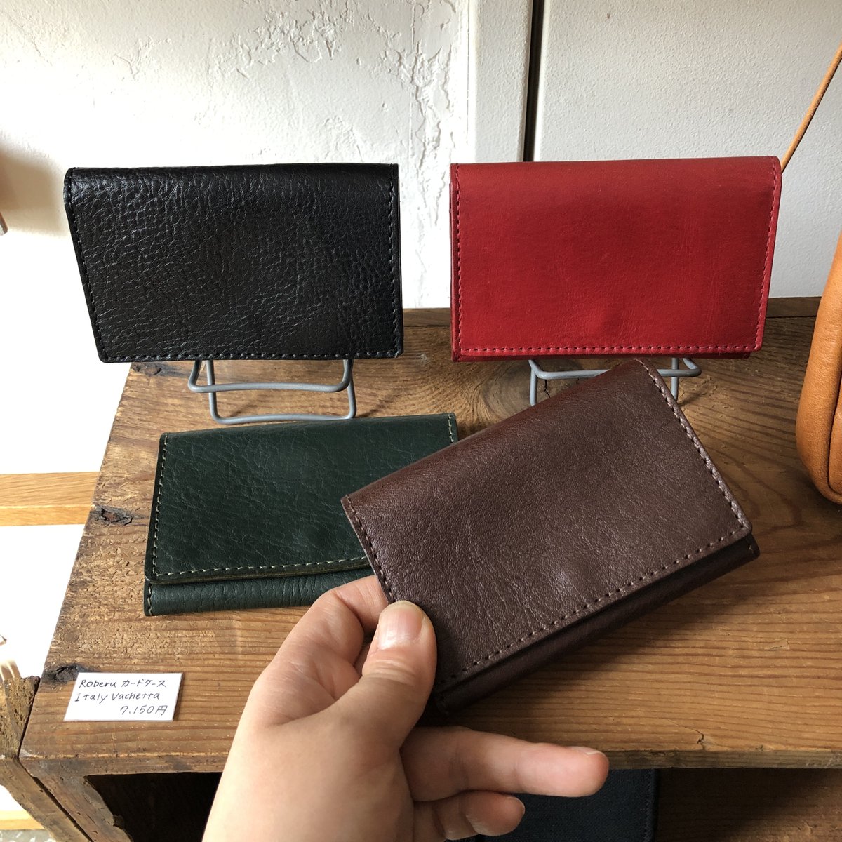 monogram_cp's tweet photo. 【新入荷／店舗】イタリアレザーを使用したROBERUのカードケース、店舗のみ4色・各1点ずつ入荷しました。自然なシボを残した上品な革で、柔らかく手にもなじみます。マチが深くてたくさんカードが入ります。キャッシュレス派の方にはカードケースとして、その他名刺ケースとしてもお使いいただけます！ https://t.co/bvDqTuUZp3