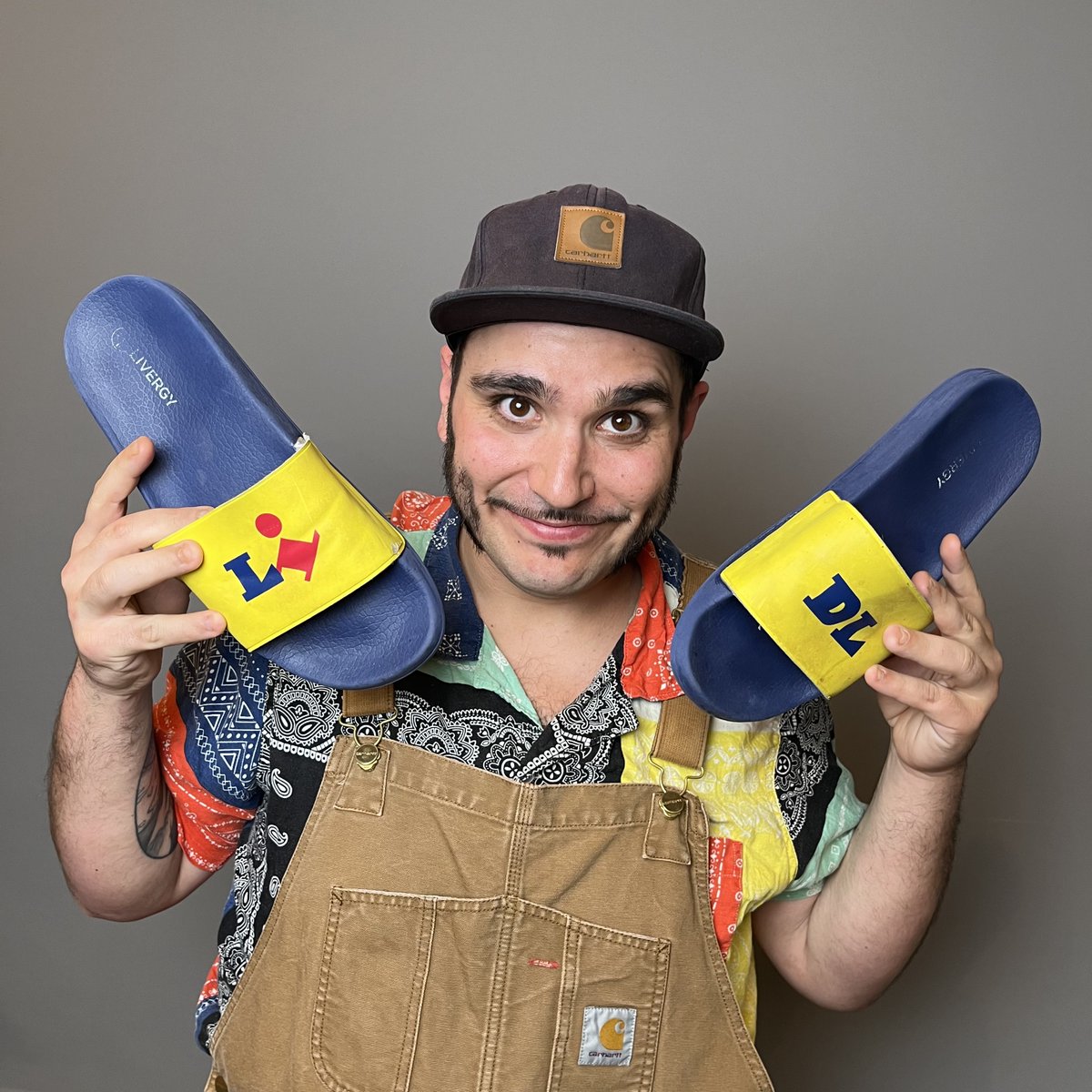 MagicFrequence's tweet photo. Dans 10 minutes sur @MagicFrequence retrouvez l'équipe des @pantouflesradio qui reçoit @yoannlaunay jusqu'à 20h!
SITE: https://t.co/IYcnd9Qen2
BOUTIQUE: https://t.co/TtDZCWSkaX
LIVE: https://t.co/ECyd9vw1w2
#FrequenceMagic
#Magic #Radio #OnAir #YoannLaunay #PantouflesExplosives https://t.co/5ObKPV9pF3
