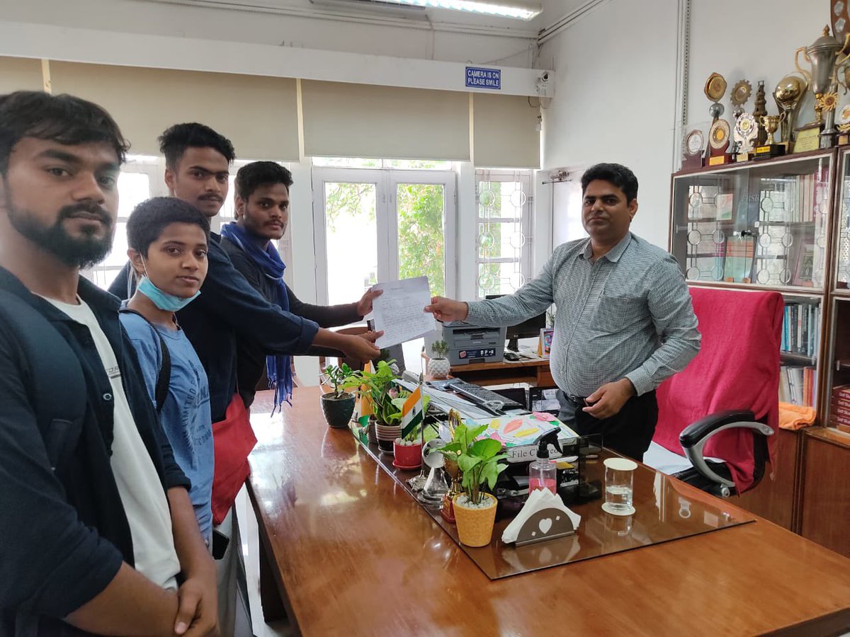 SfiZhdc's tweet photo. SFI ZHDC submitted memorandum demanding quality food at reasonable price in the college canteen.
#SFI #Zhdc #DU https://t.co/LyuAQl2aQP