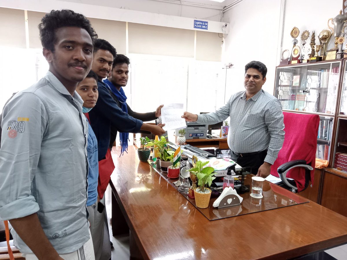 SfiZhdc's tweet photo. SFI ZHDC submitted memorandum demanding quality food at reasonable price in the college canteen.
#SFI #Zhdc #DU https://t.co/LyuAQl2aQP