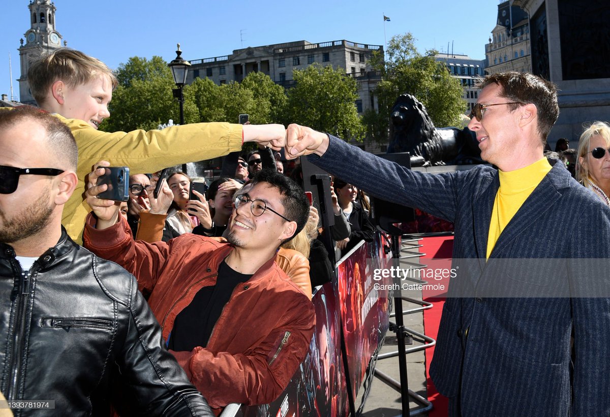 BCumberbatchSP's tweet image. Benedict interactuando con un peque que fue a verle a la red carpet de #DoctorStrangeMultiverseOfMadness 🧡💛