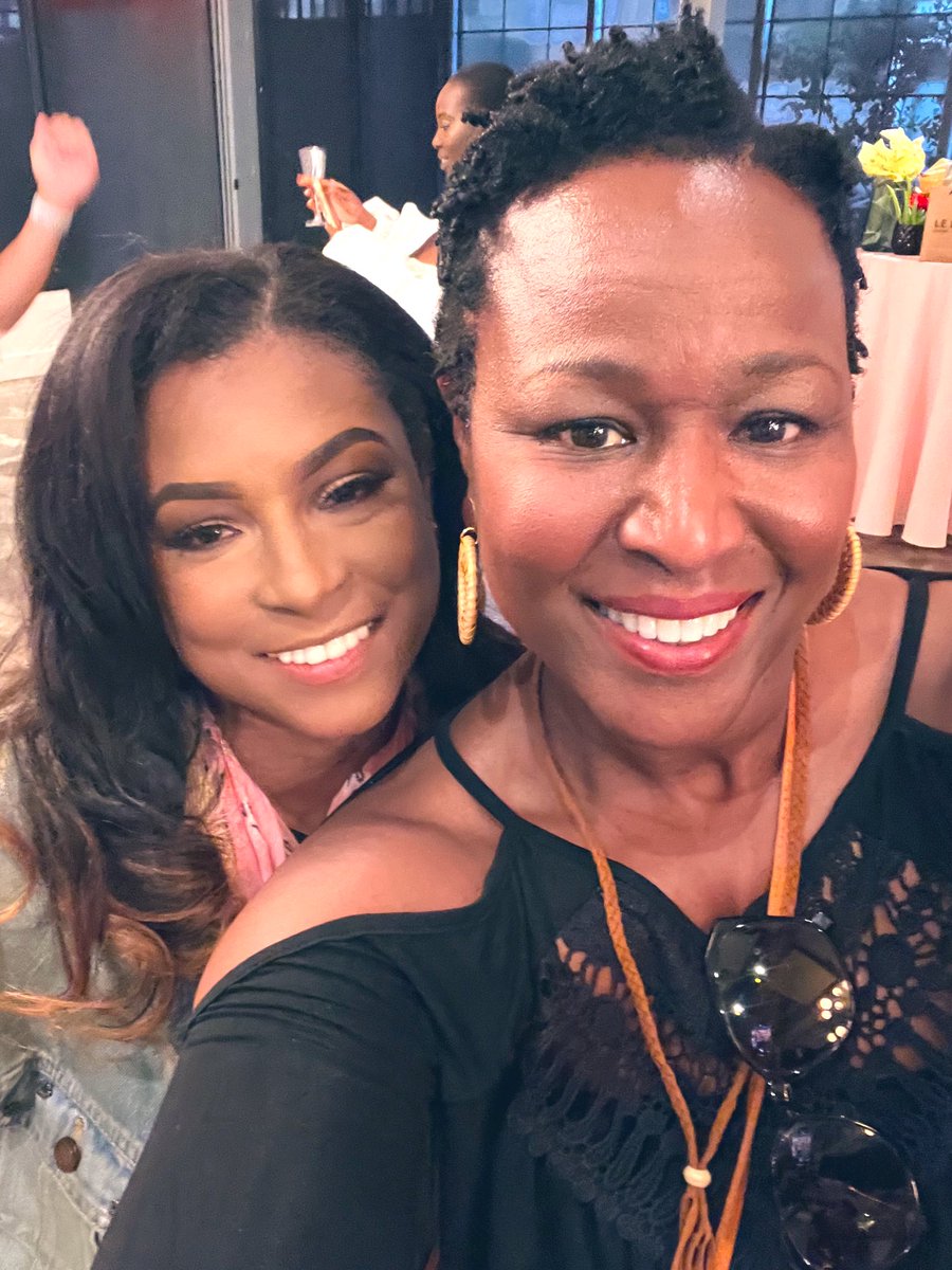 IPProfEvans's tweet photo. Still on Cloud infinity after celebrating this beauty’s most recent trip around the sun. I thought Leos went hard but whoa! @MindaHarts came to SLAY not PLAY.
#MindaFest #YesNewFriends 🙌🏾 https://t.co/gia4jOPuaN