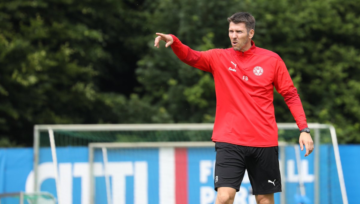 Holstein_Kiel's tweet photo. Veränderungen im Trainer- und Funktionsteam: Co-Trainer Fabian Boll, Athletiktrainer Dr. Andre Filipovic & Spielanalyst Philipp Pelka verlassen uns im Sommer. Co-Trainer Dirk Bremser verlängerte seinen Vertrag hingegen um ein Jahr bis 2024.
⏩ https://t.co/xJRj7IGqrQ
_
#KielAhoi https://t.co/4pzkGHX5C1