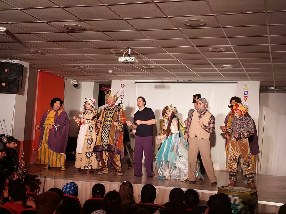 Okulumuz ve Şehit Tarık Aydemir Ortaokulu'nun organize ettiği, Erzurum Devlet Tiyatrosu'nun hazırlamış olduğu "Çizmeli Kedi" adlı tiyatro oyunu okulumuzda sahnelendi. 

Erzurum Devlet Tiyatrosu'na, ekibine ve emeği geçenlere teşekkür ederiz. 

<a href="/karliovaybo/">Şehit Tarık Aydemir Yatılı Bölge Ortaokulu</a>