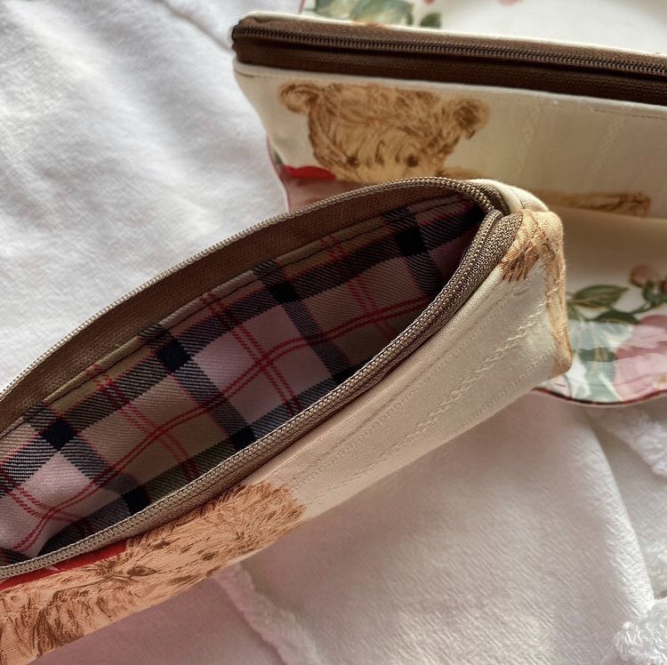 ritzy_handmade's tweet photo. レトロベアスリムペンケース

スタイリッシュな形にアイボリーを基調としたレトロなデザインのペンケース🧸

-Handmade shop Ritzy -
【自分に自信を持てるアイテムを...🌼】

#うちのつくったんかわいいやろー #作品みてみて祭り #ハンドメイド作家さんと繋がりたい #ハンドメイド布小物 #海外風 https://t.co/TV4RXuV6Cp