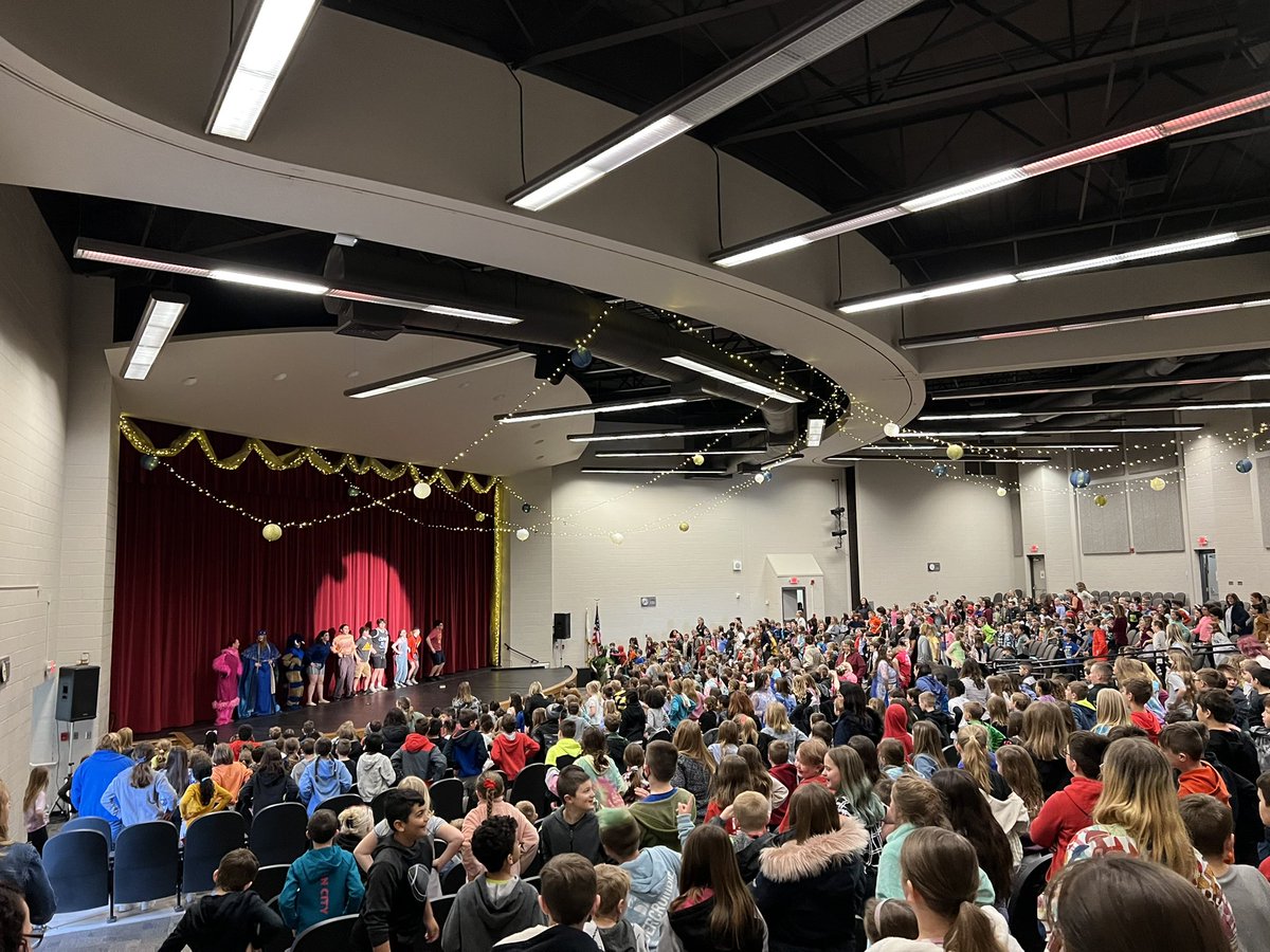 MCHSPerforming's tweet photo. First day of Children’s Theater performances! Good luck cast and crew! @MchsChldrnThtr @MCHSDistrict111 @BryanZwemke https://t.co/fFGdPWuoCy