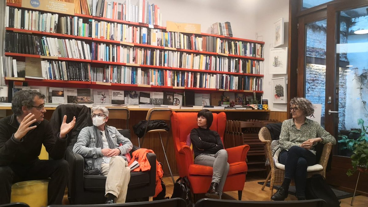 acetraductores's tweet photo. El pasado 21 de abril celebramos #SantJordi con la mesa redonda "¿Traducir del alemán es tan difícil?".
Un día después, el 22, Eva Gallud nos habló de su traducción de "Herbario y Antología poética" de Emily Dickinson en #LaNochedelosLibros.
 @SpainFrankfurt2022 #CaminoAFrankfurt https://t.co/y7E3LAExXE