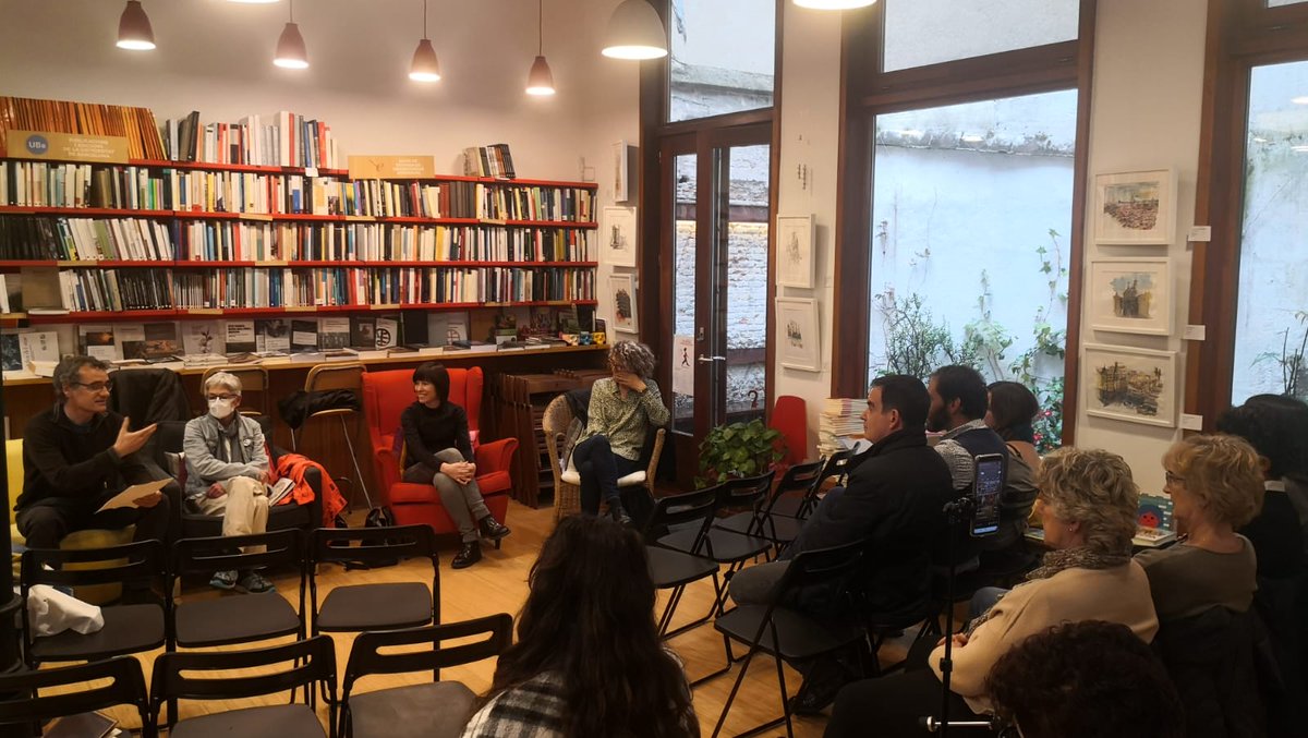 acetraductores's tweet photo. El pasado 21 de abril celebramos #SantJordi con la mesa redonda "¿Traducir del alemán es tan difícil?".
Un día después, el 22, Eva Gallud nos habló de su traducción de "Herbario y Antología poética" de Emily Dickinson en #LaNochedelosLibros.
 @SpainFrankfurt2022 #CaminoAFrankfurt https://t.co/y7E3LAExXE