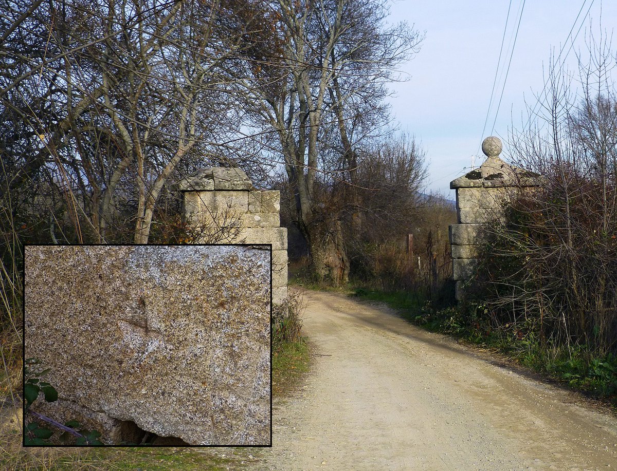 AlymarEdiciones's tweet image. 📸 Cruz en la puerta de entrada a la finca Puerta Verde que marca división de términos.

Más imágenes de #DeslindesEscurialenses 📖 en 👉 bit.ly/3LOYhtE

#Madrid #sierranortedemadrid #guadarrama #picoftheday #photo #photooftheday #nature #SierradeGuadarrama #naturaleza