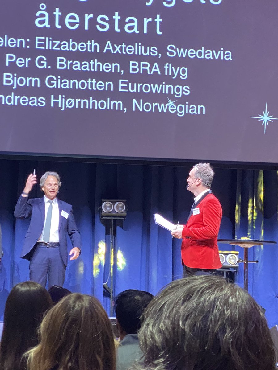 Är på Grand Travel Award och hör <a href="/PerGBraathen/">Per G. Braathen</a> lansera en bioflygbiljett. 
Ett bra exempel på hur flyget kan ta sitt ansvar. Snyggt! 
Ska genast läsa mer.

<a href="/travelnewsred/">travelnews</a> <a href="/viggocavling/">Viggo Cavling</a> flygbra.se/bioflygbiljett