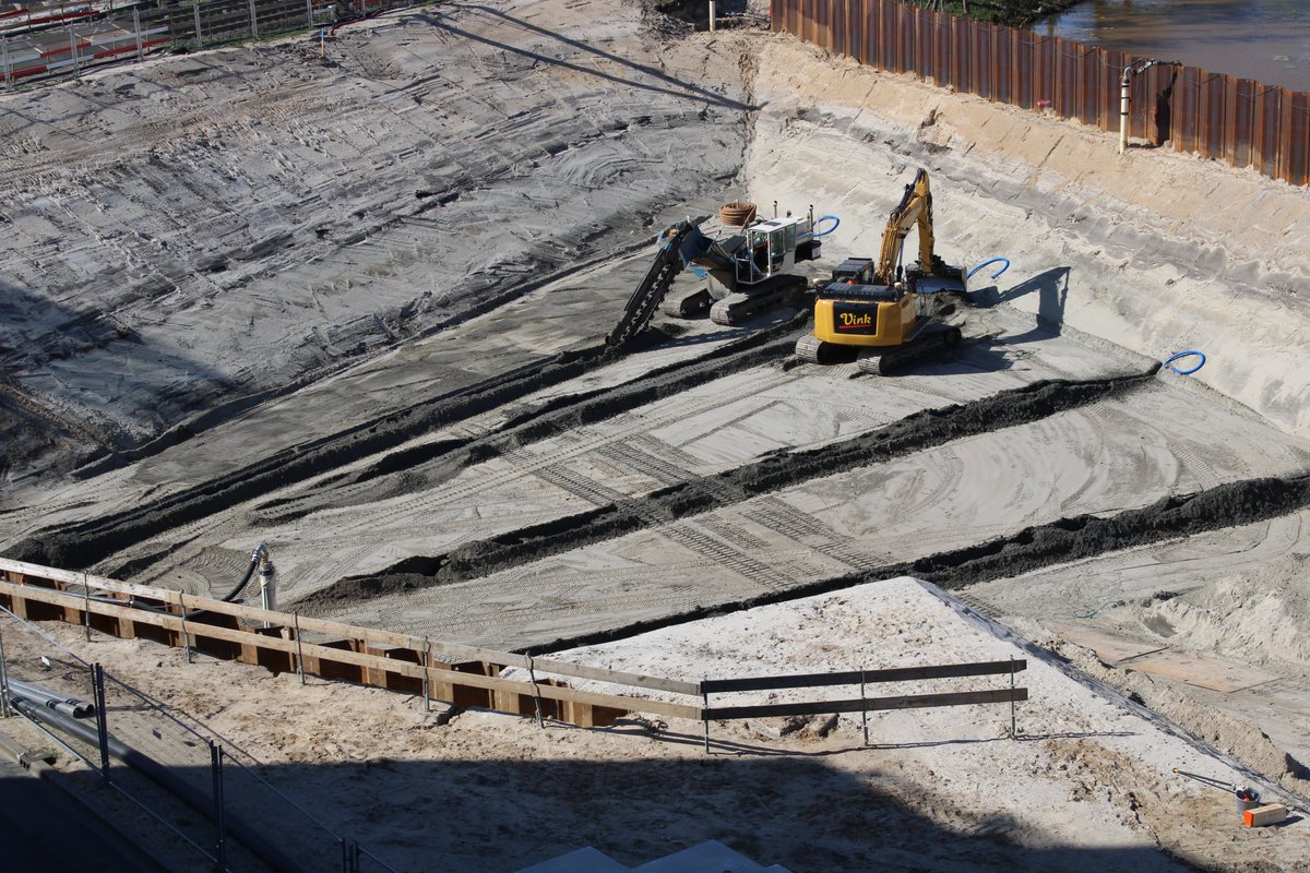 26-04-2022: aan de zuidzijde wordt gewerkt aan de fundering. De eerste contouren van de tunnel worden zichtbaar. Aan de noordzijde is het graven afgerond. De volgende fase is begonnen: het maken van schuifbakken, waarop de tunnelbak gebouwd gaat worden. #TunnelOssveld #Apeldoorn