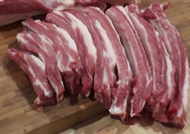 OxfordPig's tweet photo. Is your BBQ feeling naked then dress it up with #OSBPork ribs. Find your Independent #OSBPork Producer, support local and help our breed and producers to thrive and be appreciated. #OSBPork #ExploreOSBPork #NameYourBreed #Outdoorreared #GoNative #BritishPork #HighWelfare https://t.co/vcBWVDUgw9