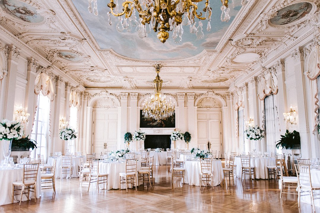 WedBeautiful's tweet photo. The ballroom at Rosecliff will always be a favorite 😍👆 If timeless and romantic receptions are your style, this one's for you!⁣
⁣
(Photographer: melissastimpson, Florals: stoneblossom, Caterer: morinscatering, Day of Planner: infiniteeventscasey with infiniteevents_, Ve https://t.co/OEzJVNgNUJ