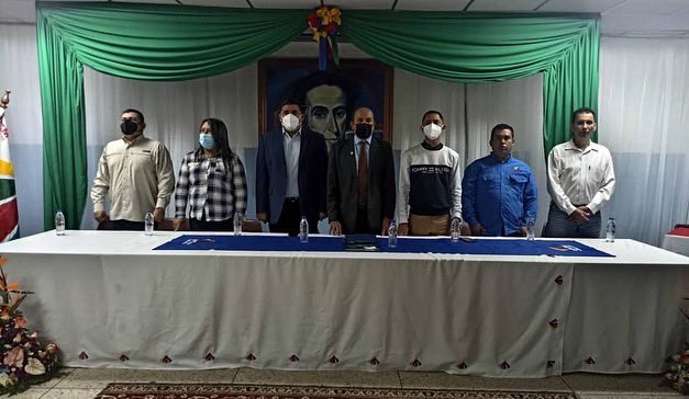 Alcalde Jesús Araque acompañando en los actos con motivo del X aniversario de la Uptm "Kleber Ramírez" donde se efectúa Jornada de regulación y ascenso a más de 170 trabajadores universitarios de la Uptm.