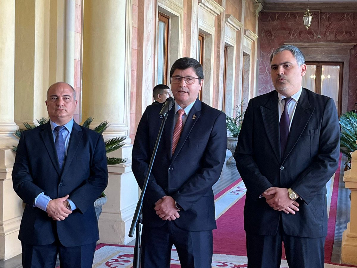 nanduti's tweet photo. #AHORA Hablan en conferencia de prensa autoridades desde el Palacio de Gobierno. 

Tratan sobre el fortalecimiento del sector ganadero con la asistencia del @fondoganadero y el @BNF_Py #1020AM https://t.co/46hW71F7MF