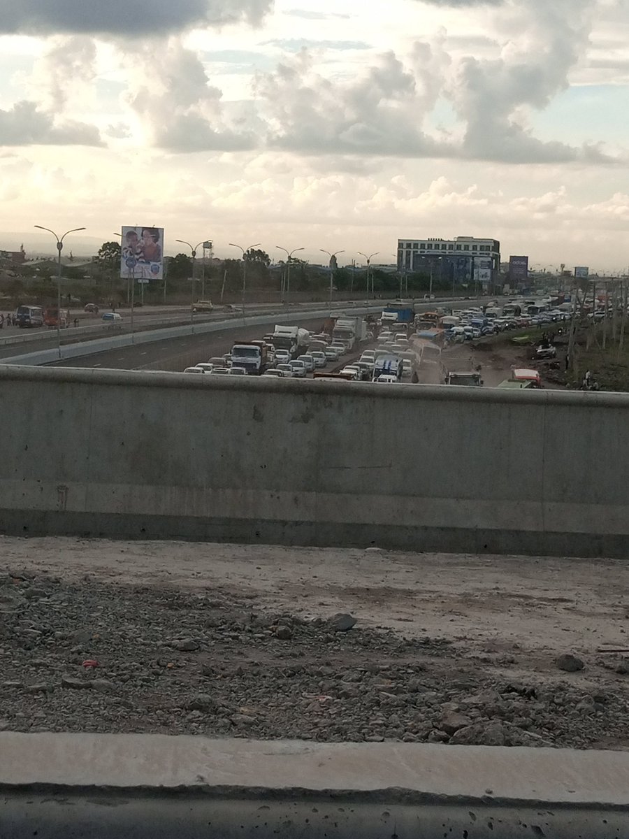 JangoloNelson's tweet photo. 1.2km=1.2 hours, what of 18km to and from this location? @KeNHAKenya this is a joke 

@Ma3Route https://t.co/9XEINKFFdQ