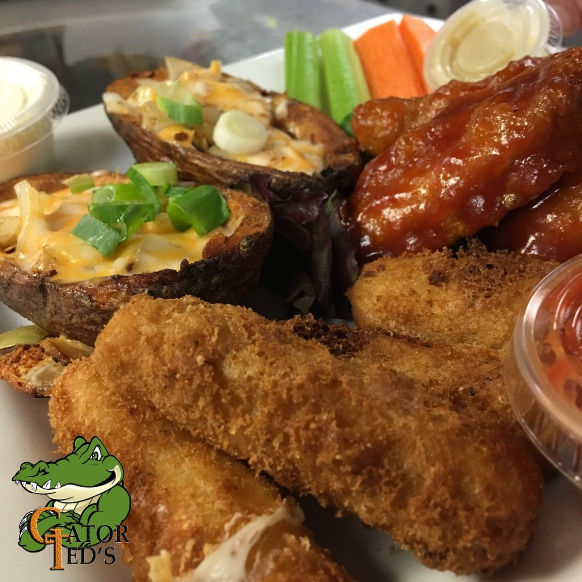 gator_teds's tweet photo. What a perfect day to get reacquainted with your Gators Favorites including our signature GT Sampler featuring our 🏆Award Winning Wings, Loaded Potato Skins, Mozza Stix, Veggies + Dips!
👉 https://t.co/5dJpbf4Xjq for Takeout + Menus
#gatorsathome https://t.co/081Xl3QoHh