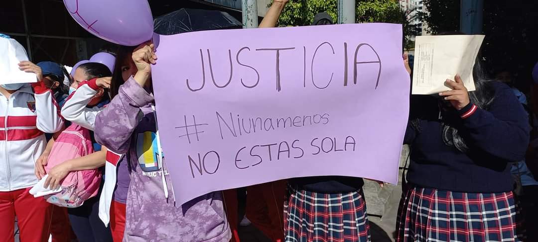 1710ariana's tweet photo. 🛑Con el lema ¡No estás sola! ¡Queremos Justicia! estudiantes, profesores y padres de familia de institución educativa #Quito piden justicia por agresión sexual y violación a su compañera a manos de conductor de buseta escolar. La @UNENACIONAL y @FESECN emite pronunciamientos 👇 https://t.co/Q3ENsAuZn0