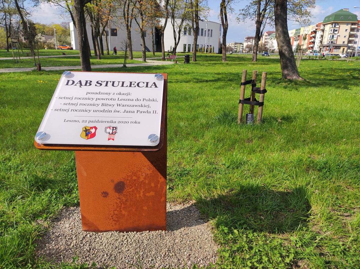 LP1938's tweet photo. 23 kwietnia 2022 roku nastąpił, długo wyczekiwany przez nas, montaż słupka informacyjnego przy Dębie Stulecia w @MiastoLeszno.
Teraz tylko patrzmy, jak #DąbStulecia będzie rósł w siłę!

#PolskieLeszno #17stycznia #BitwaWarszawska #JanPawełII #Leszno #Polska https://t.co/Vc3yZTpJyA