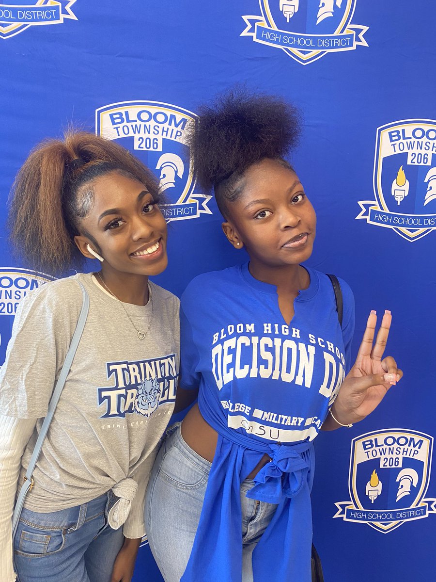 bloom_hs's tweet image. We had a such a good time celebrating 2022 Decision Day at Bloom!! May 1 is the National Decision Day but we had a great preview thanks to shirts donated by Principal @DrJLAnderson 
#BloomScholars are ready to take the world by storm!! @DrNavarre