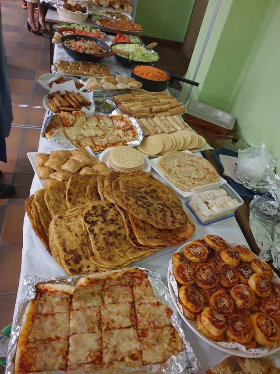 AtheneumMXM's tweet photo. Eerste Iftar op onze school met de leerlingen van 3e graad en heel wat leerkrachten. Mooie warme avond. #multiculturaliteit #verdraagzaamheid @GO_onderwijs @GOinAntwerpen 1/2 https://t.co/59tHQ3IH0a