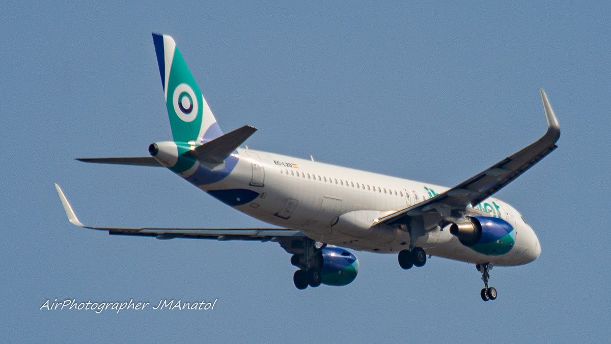 jmanatol's tweet photo. #BuenasNoches
Cuando un #spotter viaja, no deja de #miraralcielo y tener su #camara lista para #spottear aquello que vea
Como este @Airbus #A320 de @iberojetair_es en #finalapproche a #SVQ #LEZL
#VuelaSevilla https://t.co/nL1Oq4UYby