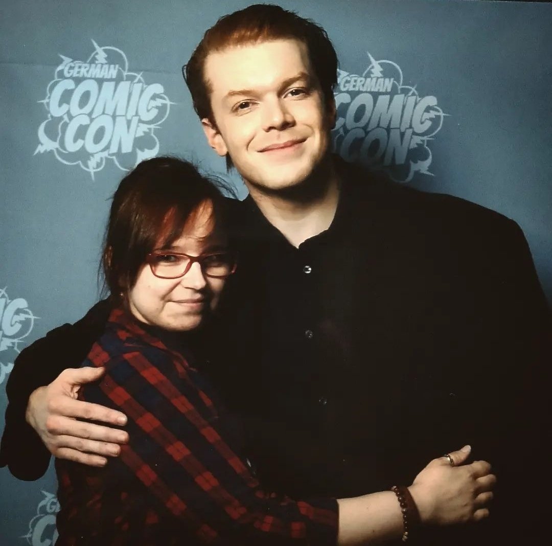 RadGallavich's tweet photo. #UPDATE 📢 | Cameron con fans en el Comic-Con de Dortmund, Alemania! https://t.co/hJKmWTTCQh