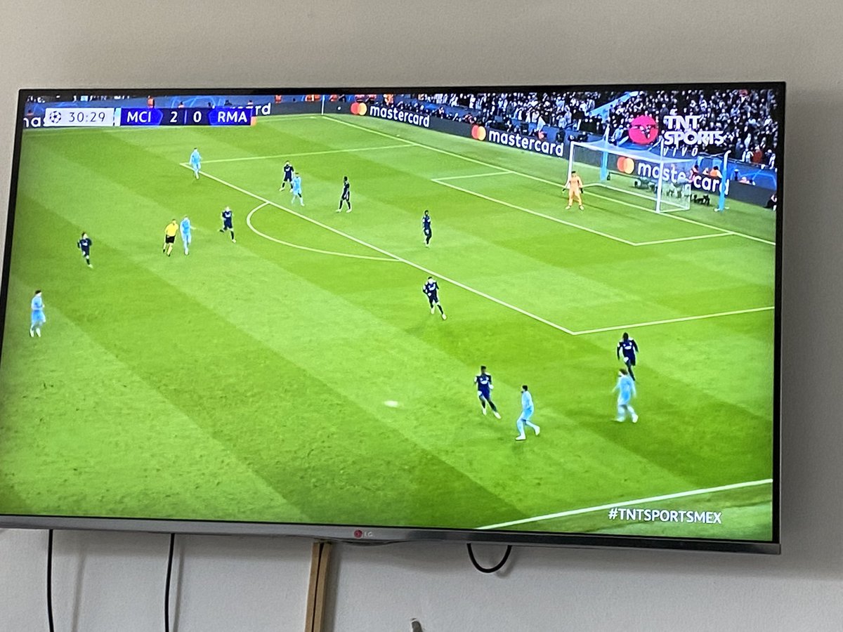 Que jugador ese Kevin De Bruyne!! Está ganado el City 2 goles a 1, pero que paseo al Madrid hasta el minuto 30. Les llegan por fuera, por dentro, de primera intención, de dos toques ufff. Ya deberían ser al menos 2 mas a favor del city. Ojo, al Madrid no le puedes dar vida.