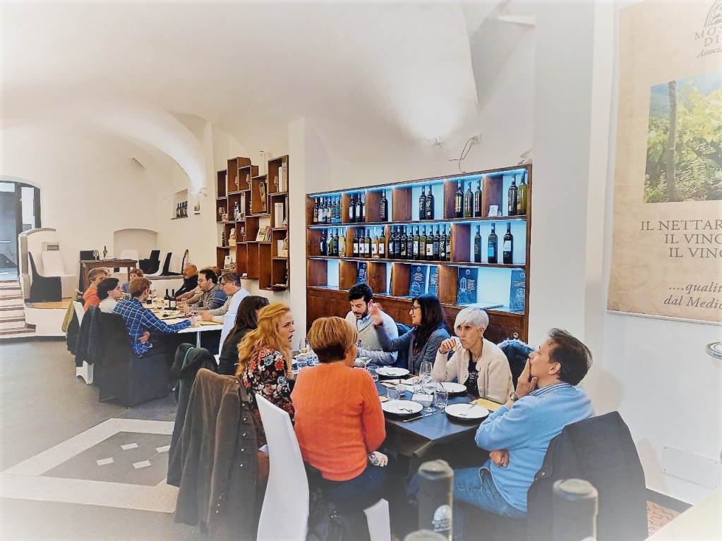 terremoscatello's tweet photo. Programma Enoturismo Terre del Moscatello:

🗓 Venerd�� 29/04 > apericena sino alle 20:00. A seguire evento riservato ONAV.
🗓 Sabato 30/04 > apericena sino alle 21:30.

Vendita diretta, aperitivi e degustazioni.

#moscatelloditaggia #vino #wine #winetasting #enoturismo https://t.co/dk0WkU90cP