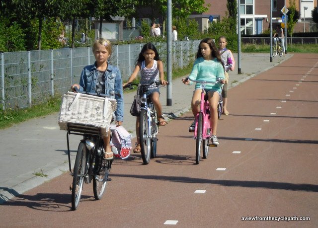 robertburns73's tweet image. 27% of all trips in the Netherlands are made by bike.

Children aged 12 to 18 cycle the most at ave. of 6.42 km/day.

People aged 65 to 75 cycle the most of any adult group at ave. of 3.89 km/day.

Made possible with safe infrastructure &amp;amp; towns &amp;amp; cities designed at a human scale.